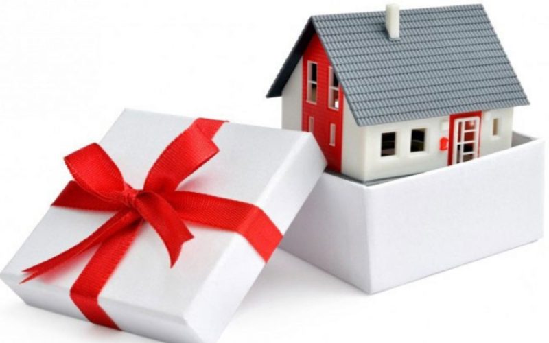 Tặng nhà cho con có điều kiện: Con bất hiếu, cha mẹ có đòi lại được nhà?